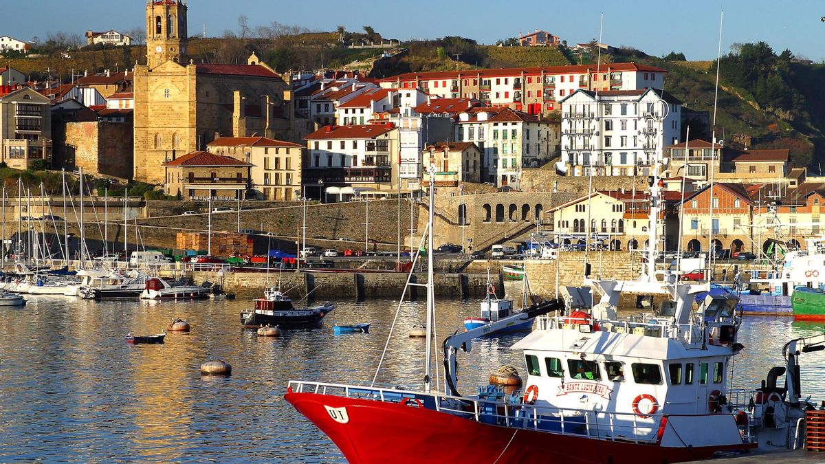 El bonito pueblo pesquero y medieval en Euskadi que destaca por sus casas de colores entre montañas