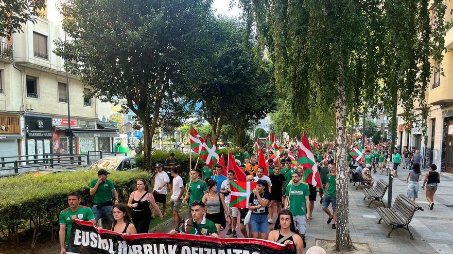 Cientos de personas se movilizan en las tres capitales vascas por la oficialidad de la selección vasca y contra 'La Roja'