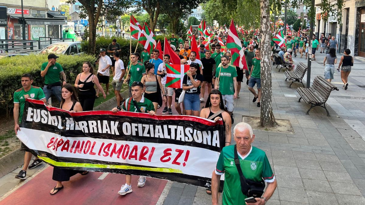 Cientos de personas se movilizan en las tres capitales vascas por la oficialidad de la selección vasca y contra 'La Roja'
