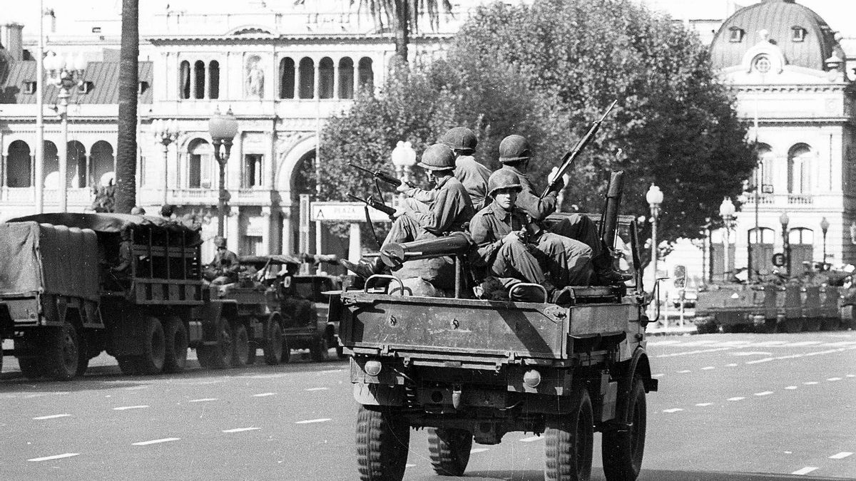 La Plaza de Mayo militarizada tras el golpe del 24 de marzo de 1976.