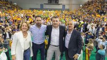 La diputada nacional por Murcia, Lourdes Méndez, junto a Santiago Abascal y el diputado murciano Pascual Salvador