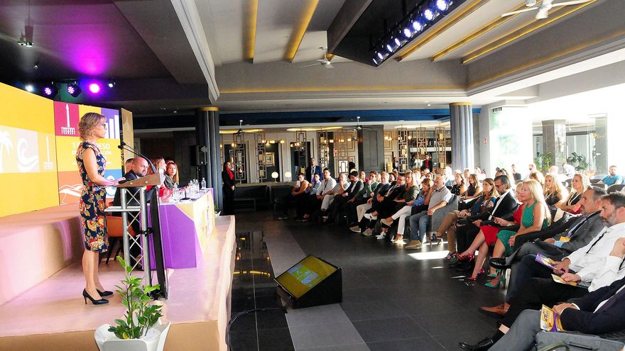 La alcaldesa de San Bartolomé de Tirajana, Concepción Narváez, durante el Congreso de Habilitados Nacionales. En el público, de verde y rojo, las hermanas Tania y Noemí Naya.