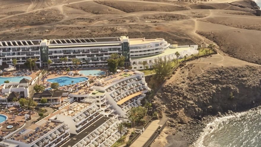 El hotel Papagayo Arena, un símbolo de la corrupción en Lanzarote que sobrevive en primera línea de playa