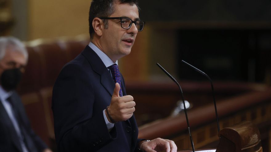 El ministro de la Presidencia, Relaciones con las Cortes y Memoria Democrática, Félix Bolaños, durante su intervención en el pleno celebrado este jueves en el Congreso. EFE/Juan Carlos Hidalgo