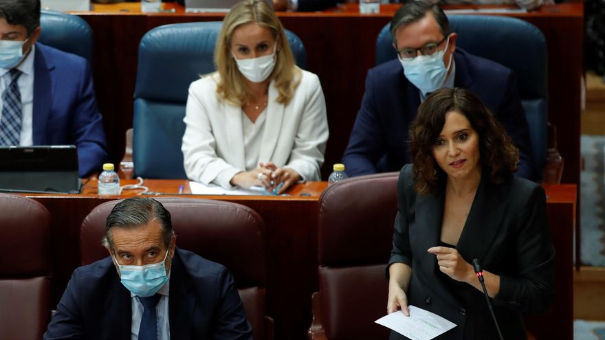 La presidenta de la Comunidad de Madrid, Isabel Díaz Ayuso (d, delante), interviene en el pleno de la Asamblea de Madrid, este jueves. EFE/Javier Lizón