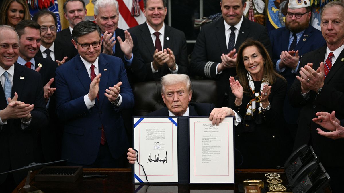 El presidente estadounidense, Donald Trump, muestra el paquete de leyes firmado para la reapertura del gobierno federal en el Despacho Oval de la Casa Blanca en Washington, D.C., el 12 de noviembre de 2025.