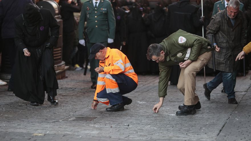 Miembros de Protección Civil y de seguridad, retiran restos de cristales para evitar daños en los braceros que pujan descalzos