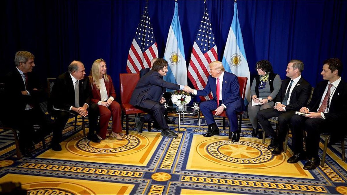 Los presidentes Javier Milei y Donald Trump, en febrero, durante la Conferencia de Acción Política Conservadora (CPAC), en Washington.