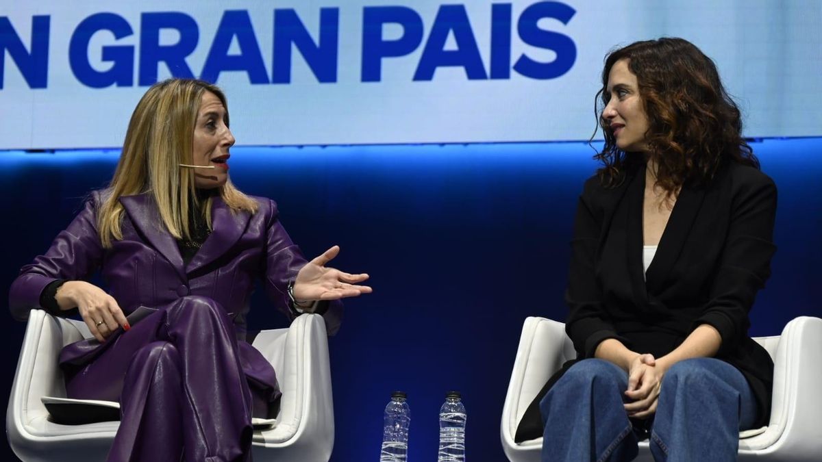 Archivo - La presidenta del PP extremeño, María Guardiola, junto a la presidenta de la Comunidad de Madrid, Isabel Díaz Ayuso, en el acto del PP en Zaragoza.