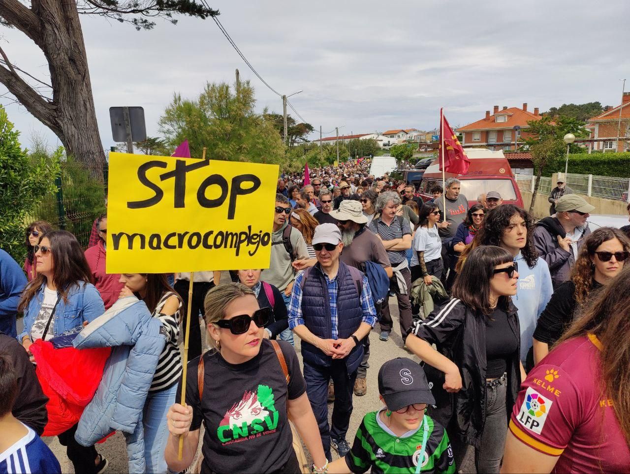 Cartel de 'Stop macrocomplejo'.