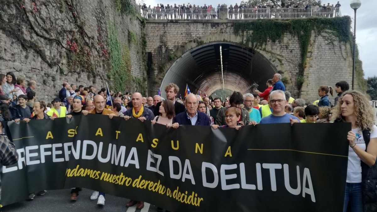Cabecera de la manifestación de Donostia
