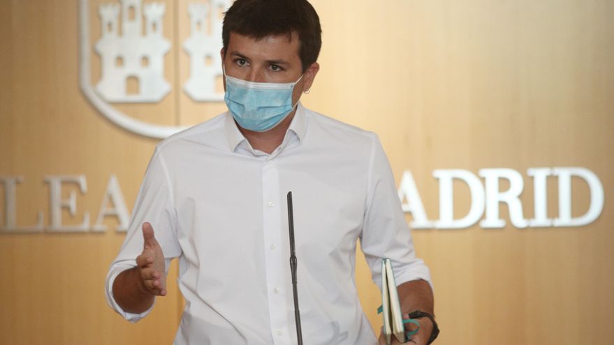 El portavoz de MásMadrid en la Asamblea de la Comunidad de Madrid, Pablo Gómez Perpinyà, ofrece una rueda de prensa tras la primera jornada del debate del Estado de la Región, en Madrid (España), a 14 de septiembre de 2020. Se trata del primer Debate del