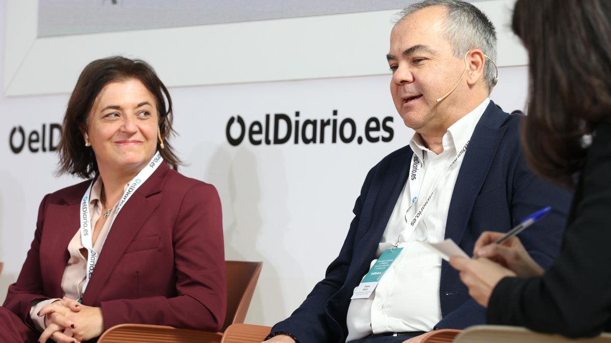 Idoia Salazar, fundadora y presidenta del Observatorio del Impacto Social y Ético de la Inteligencia Artificial (OdiseIA), y Antonio Saravia,
director adjunto de Economía Digital y responsable de los programas de Talento de Red.es del Ministerio para la Transformación Digital y de la Función Pública.