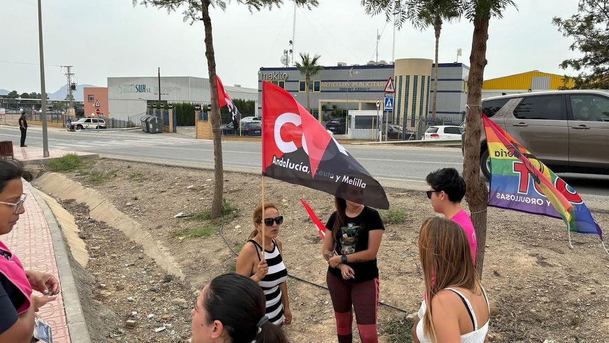 María Esther y Raquel se han movilizado frente a Makito en varias ocasiones para reclamar por su despido