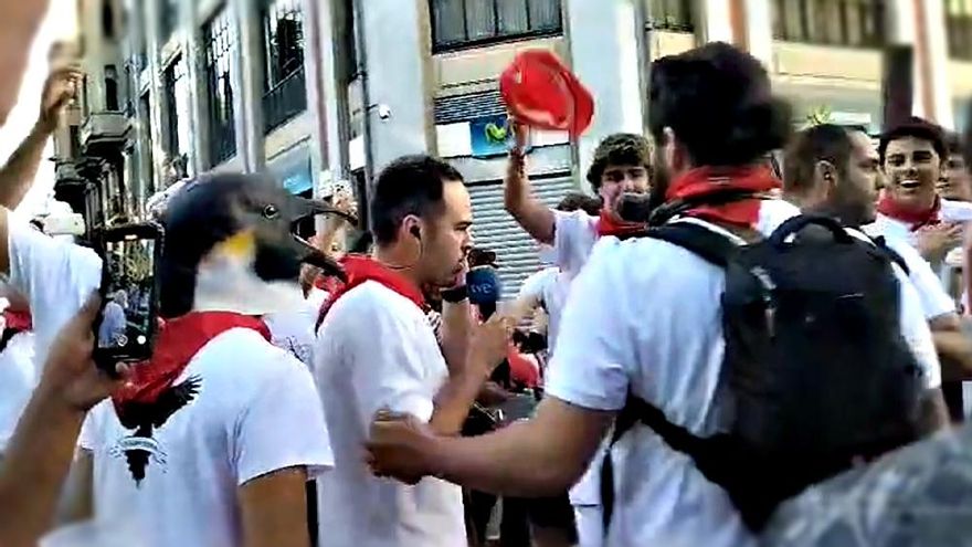 Trabajadores de TVE denuncian el "acoso y violencia" que viven en San Fermín al grito de 'Que te vote Txapote'
