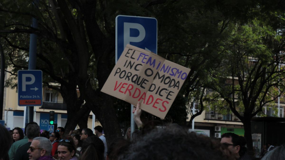 Pancarta mantenida durante la manifestación por el 8M, en Sevilla.