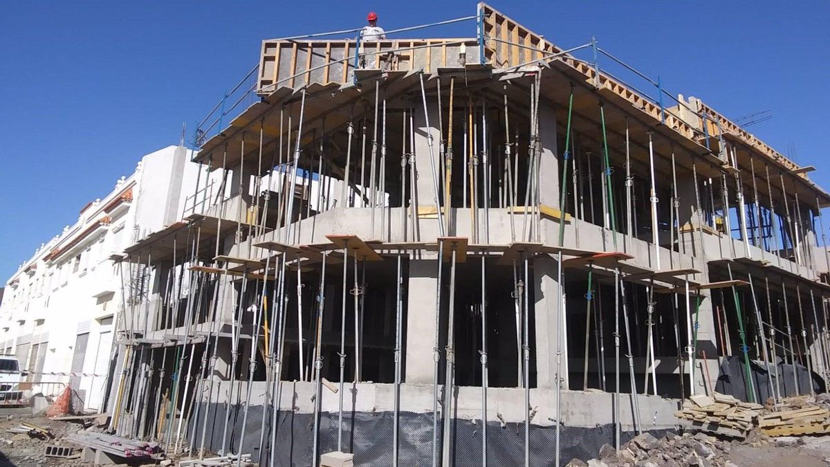 Un edificio de VPO en construcción, en Tenerife.