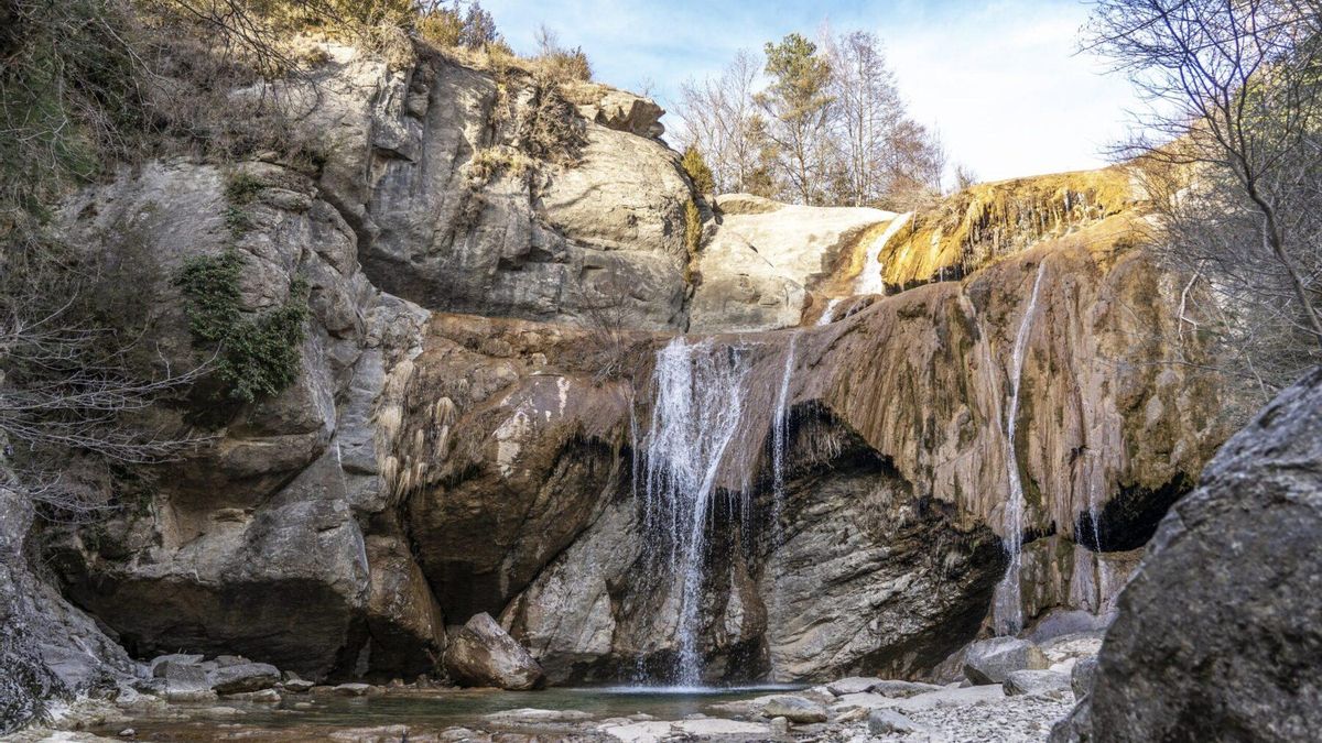 La ruta por esta comarca catalana que incluye molinos de harina, granjas de vacas y una preciosa cascada de 20 metros