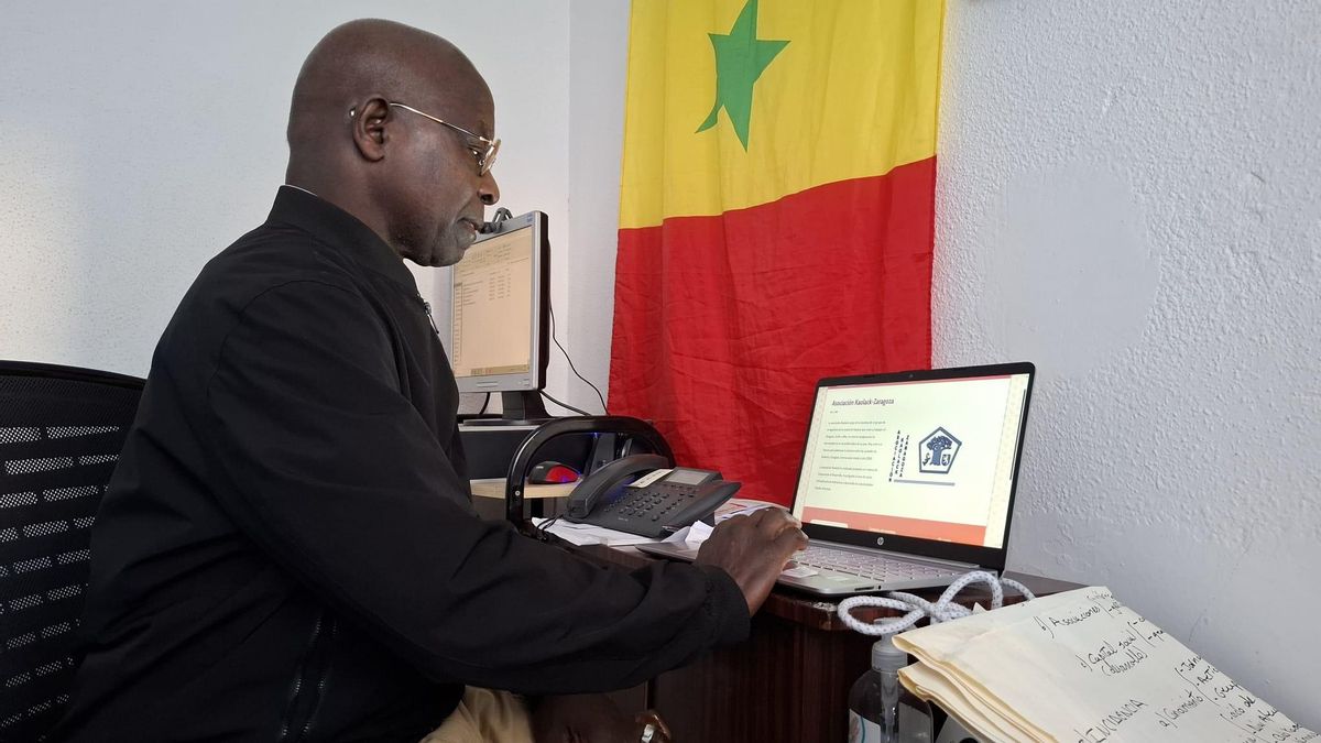 Mamadou Diagne, presidente de Kaolack, en la oficina desde la que dirige los trabajos de la asociación.