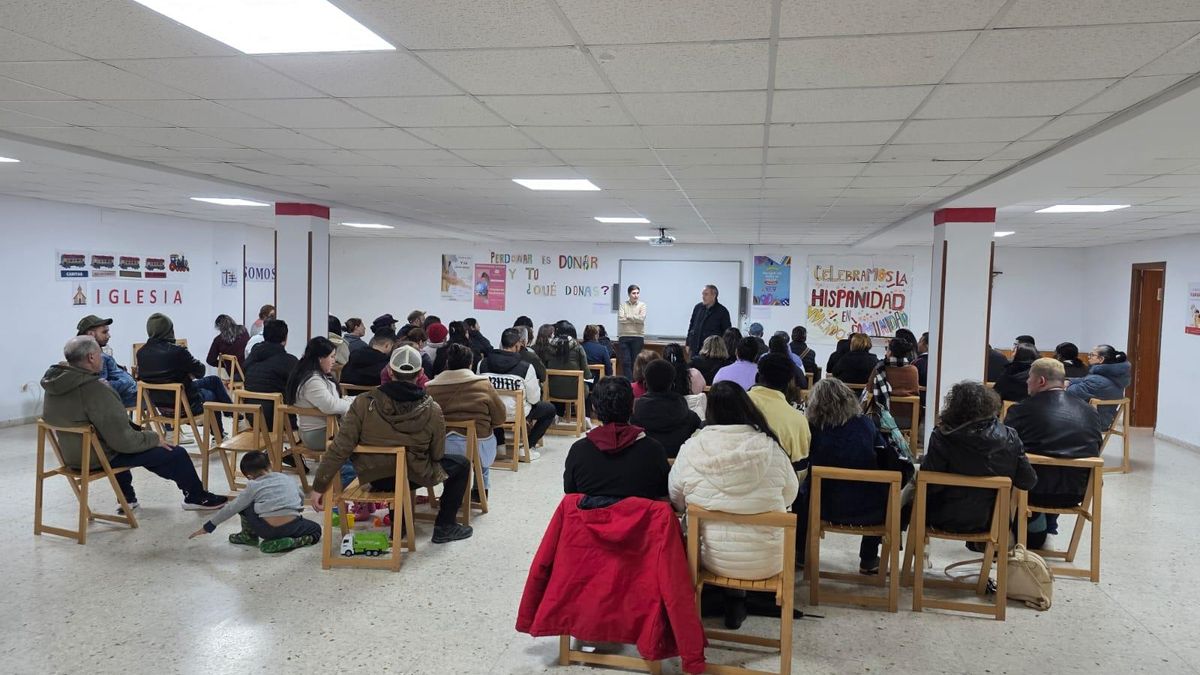 Las mujeres inmigrantes se informan en la parroquia de Guadalupe con el padre Ángel