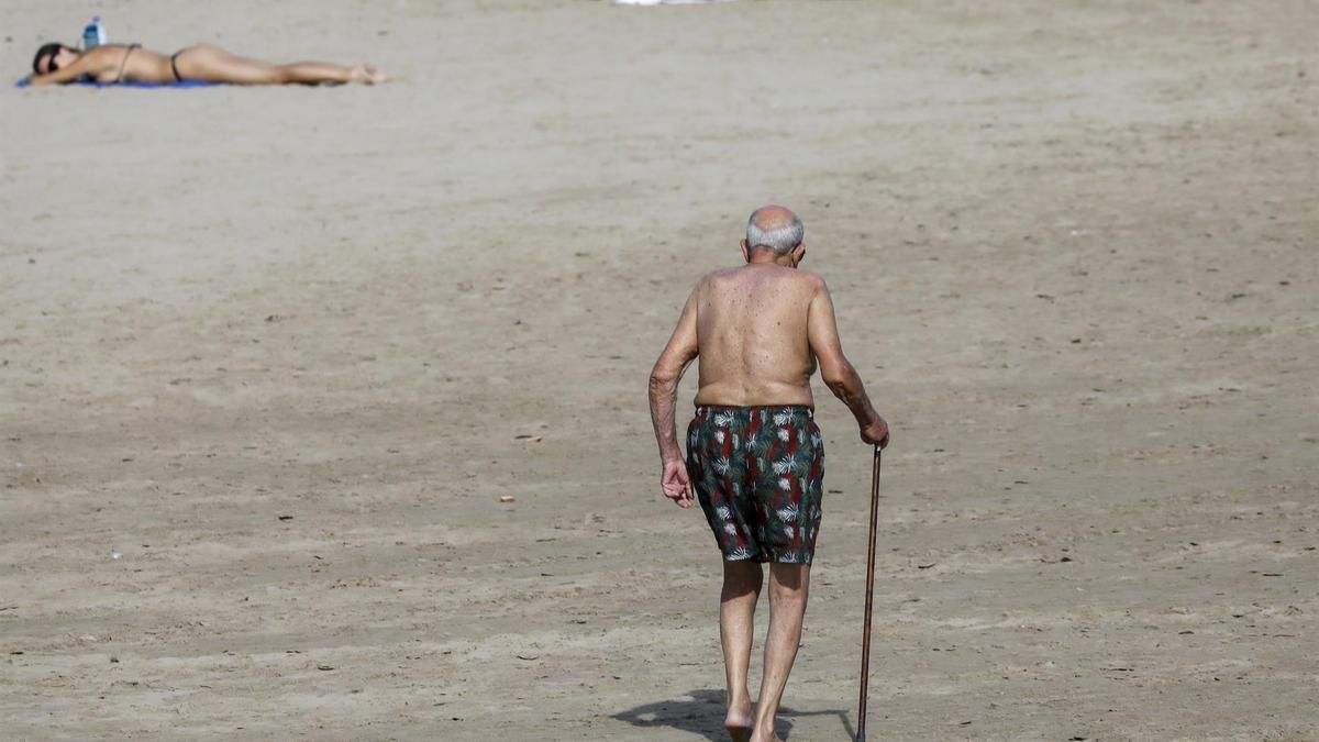 Un hombre camina por la playa de la Malvarrosa, en Valencia, en una imagen de archivo.