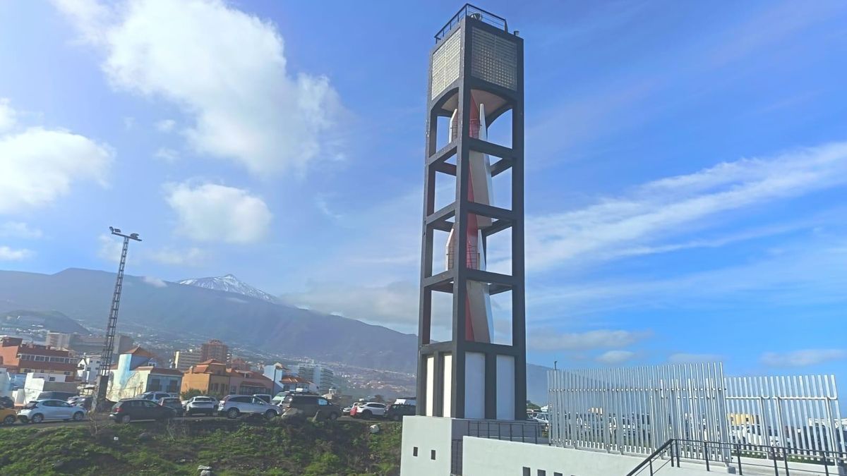 El viento daña el faro de Puerto de la Cruz y obliga a usar la luz de emergencia para sorpresa y molestias de los vecinos