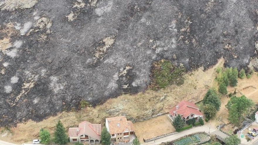 Fuego detenido en una ‘faja’, desbroce del terreno, realizado por bomberos forestales de Cantabria en Llánaves de la Reina
