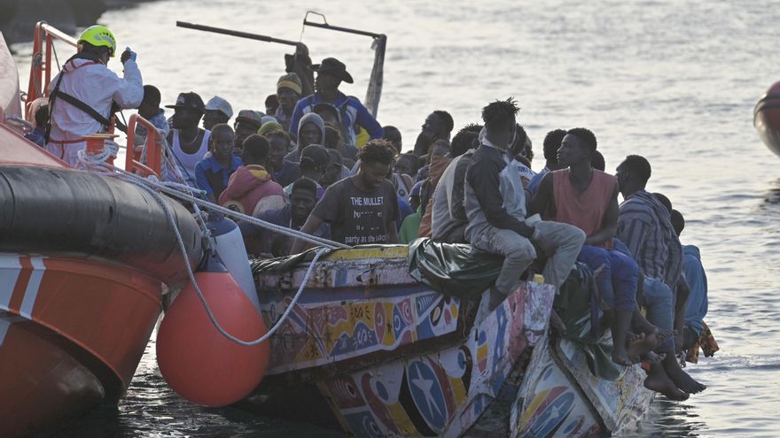 Un bebé de pocos meses llega a El Hierro en un cayuco con 73 personas