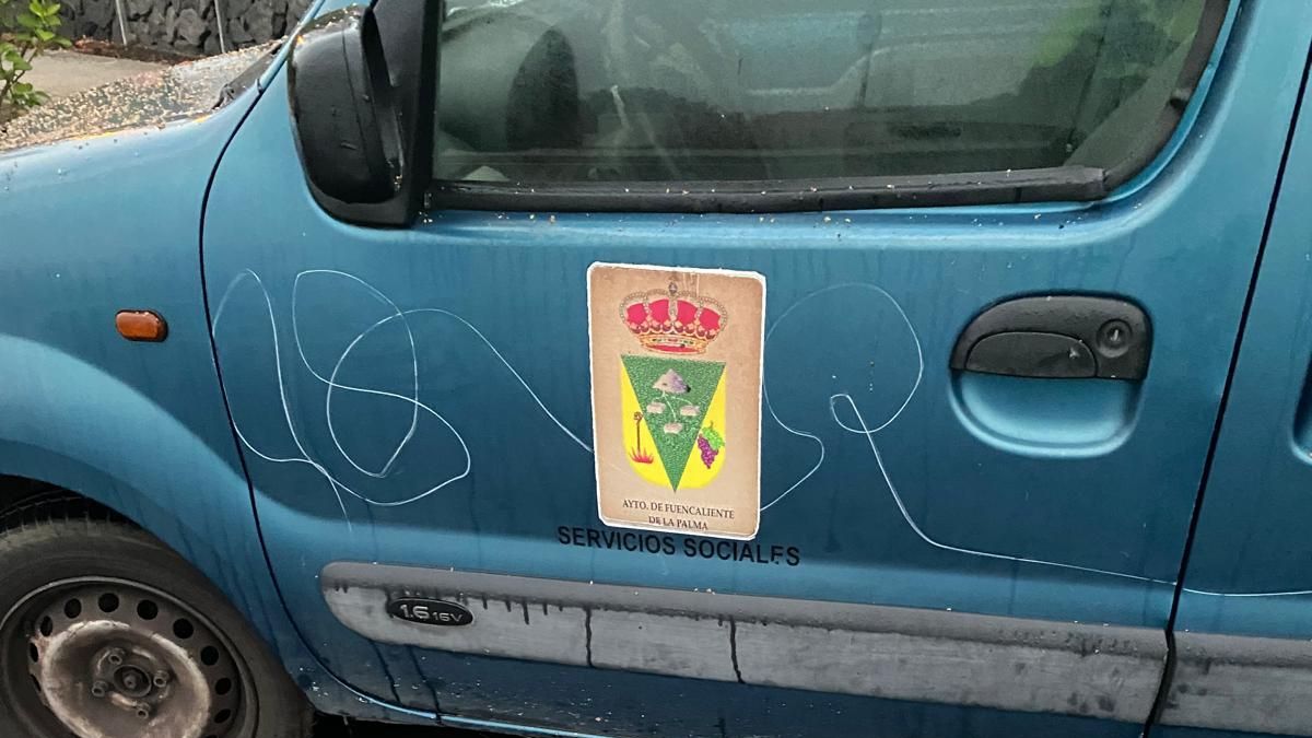 Un vehículo municipal del Ayuntamiento de Fuencaliente con golpes y arañazos