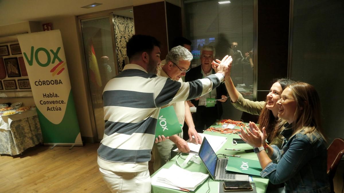Ambiente en la sede de VOX en Córdoba viendo el escrutinio a las Andaluzas.