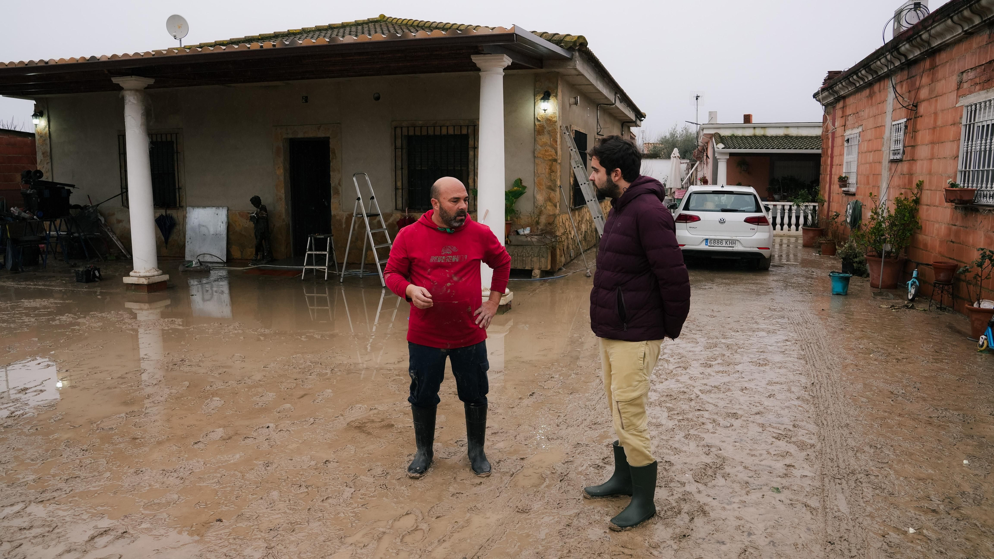 El lodo y el barro, dentro de las parcelas de las calles Perdiz y La Tórtola