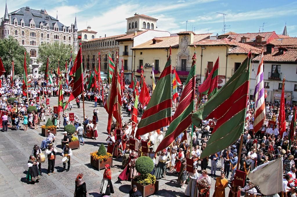 Los espectaculares pendones leoneses celebraron el milenario del Fuero de León.
