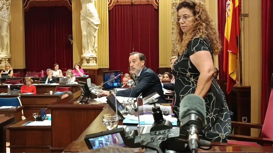 El presidente del Parlament balear de Vox rompe la foto de una víctima fusilada por Franco y echa a dos diputadas socialistas