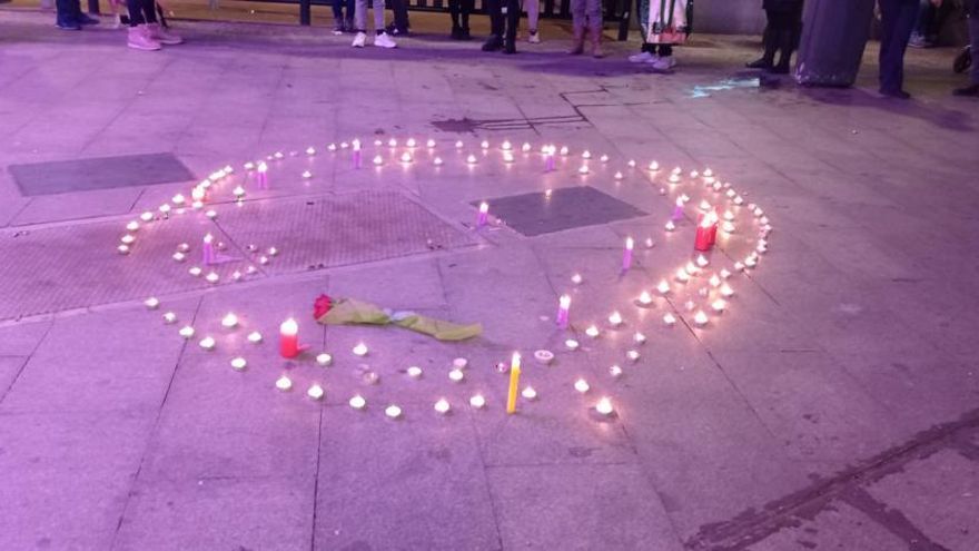 Durante el acto se han colocado velas en memoria de la víctima