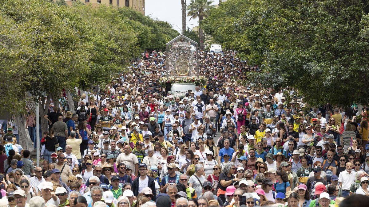 La Virgen del Pino, patrona de Gran Canaria, camina en procesión acompañada por miles de personas, desde la basílica de Teror hasta la catedral de Santa Ana, en una peregrinación para celebrar el Año Jubilar de la Esperanza, este sábado en Las Palmas de Gran Canaria.