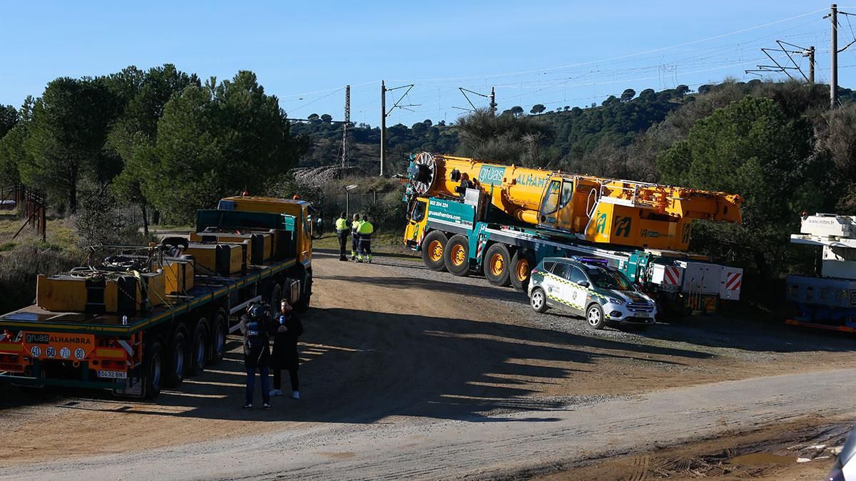Maquinaria pesada trabajando en la zona del accidente en Adamuz