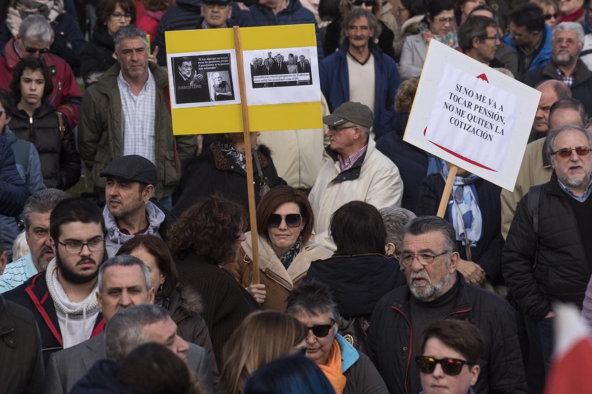 Marcha multitudinaria por las pensiones en Santander. | JOAQUÍN GÓMEZ SASTRE