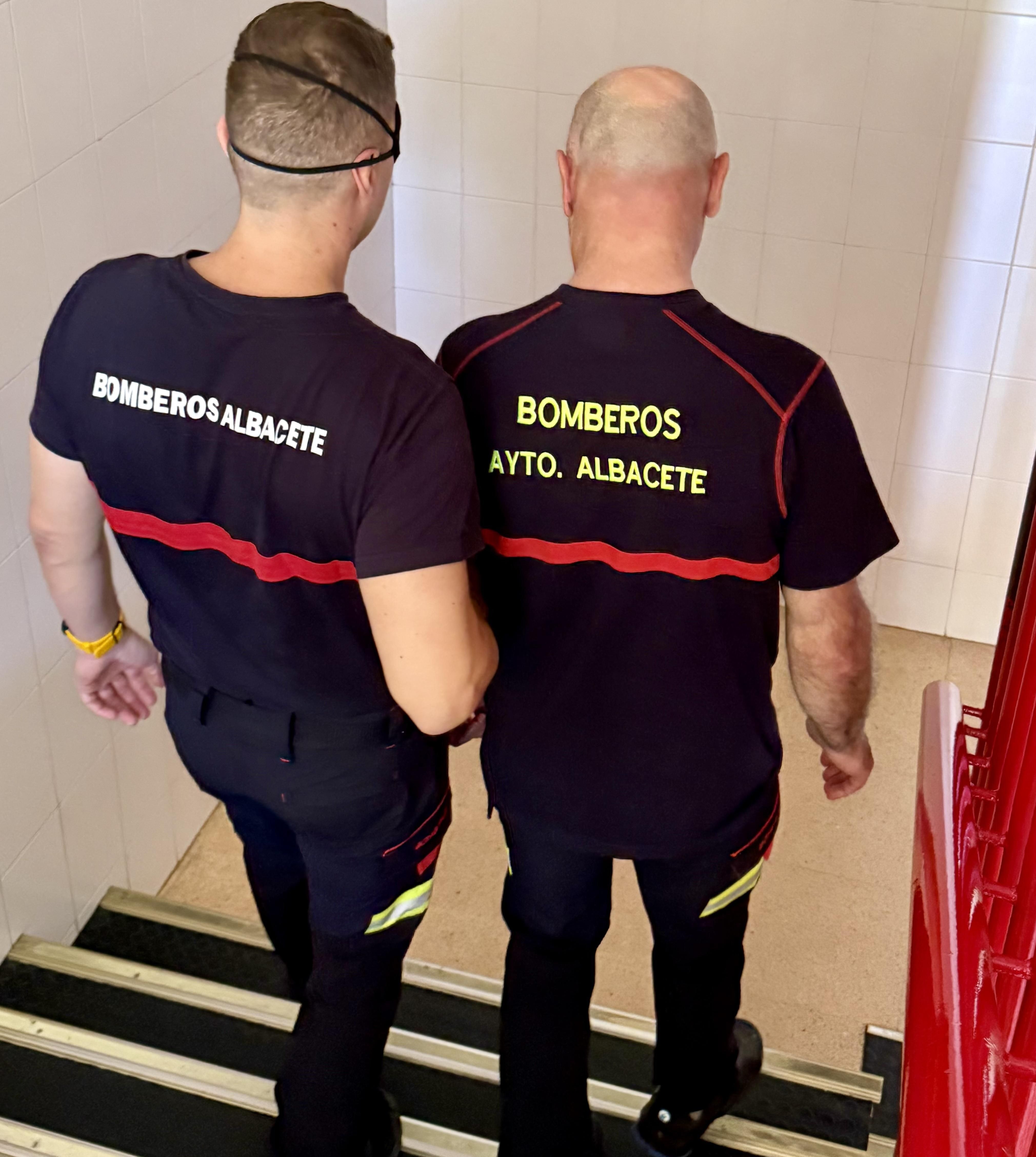 Dos bomberos de Albacete durante una de las prácticas de la jornada de sensibilización de la ONCE