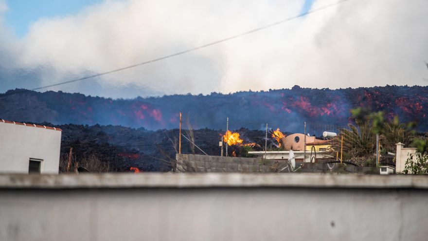 La lava alcanza una vivineda en Todoque