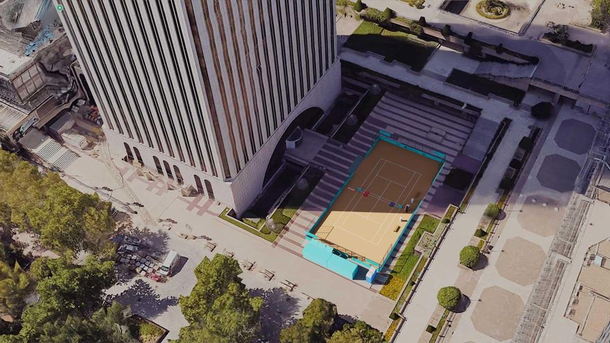 La plaza de Pablo Ruiz Picasso acoge una pista de tenis por el Mutua Madrid Open: cómo jugar por un euro la hora
