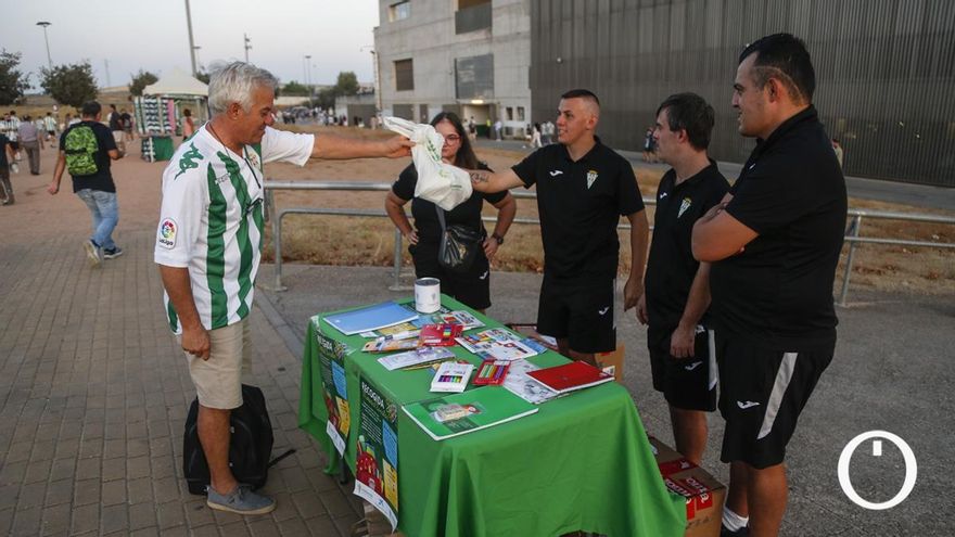 Recogida de material escolar antes del partido frente al Castellón