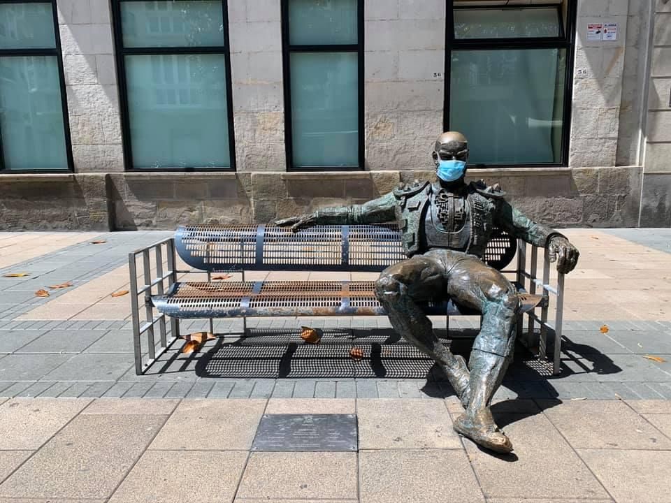 'El torero' de Vitoria, con mascarilla