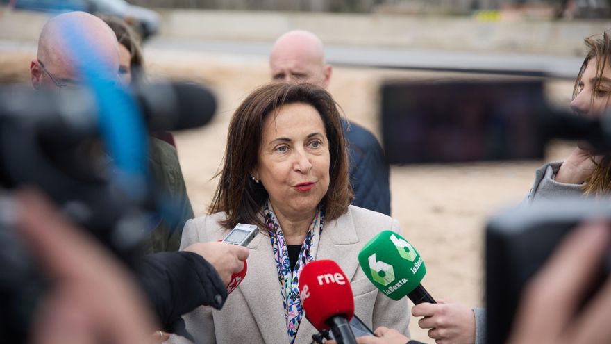 La ministra de Defensa, Margarita Robles, atiende a medios durante su visita a las obras de mantenimiento del puente instalado entre Villamanta y Aldea del Fresno, a 22 de febrero de 2024, en Aldea del Fresno, Madrid (España).
