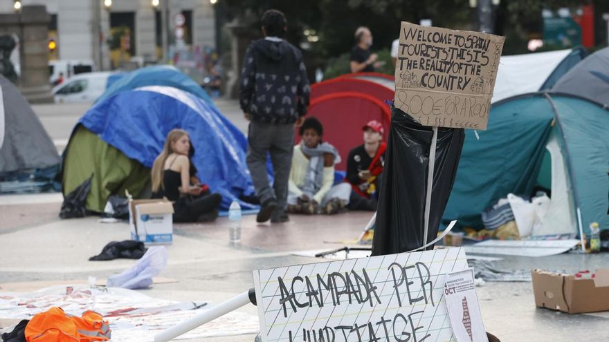 Alrededor de un centenar de activistas se concentraron anoche en la plaza de Catalunya de Barcelona e instalaron varias decenas de tiendas para realizar una acampada por el derecho a la vivienda. La acampada, que se celebra en el mismo escenario de las protestas del 15-M de 2011 en la capital catalana, ha sido convocada a través de las redes sociales por diversos colectivos, entre ellos sindicatos de inquilinos y en defensa de la vivienda asequible. EFE/Quique García