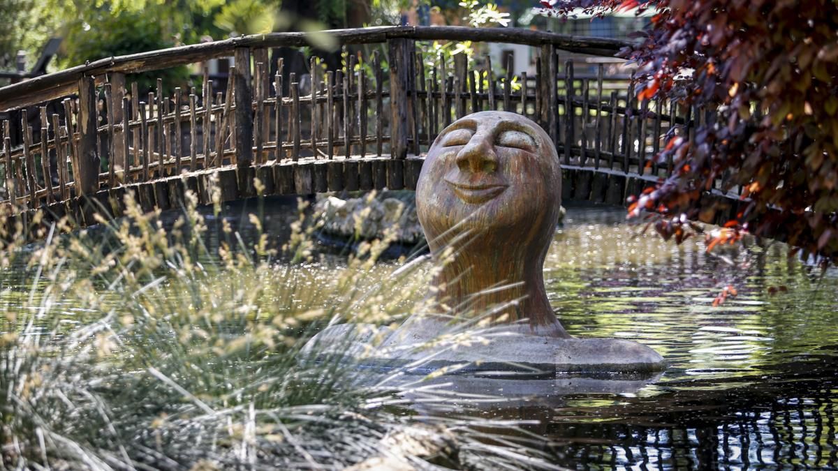 Escultura de El Hombre Río en un estanque del Zoo