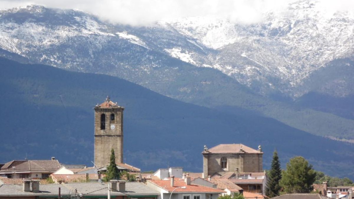 El toledano pueblo La Iglesuela con Gredos nevado al fondo