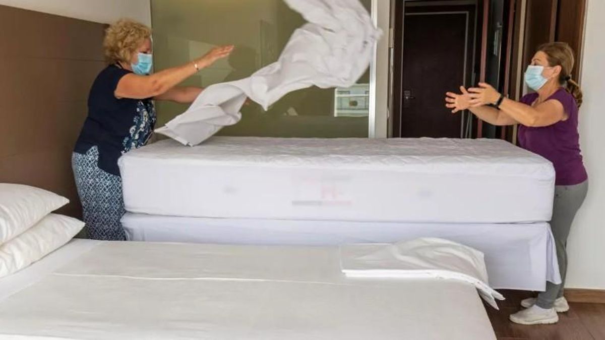 El Govern destina 578.000 euros a projectes de reducció de les càrregues de treball de les cambreres de pisos