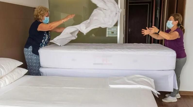 Dues treballadores en un hotel de Palma