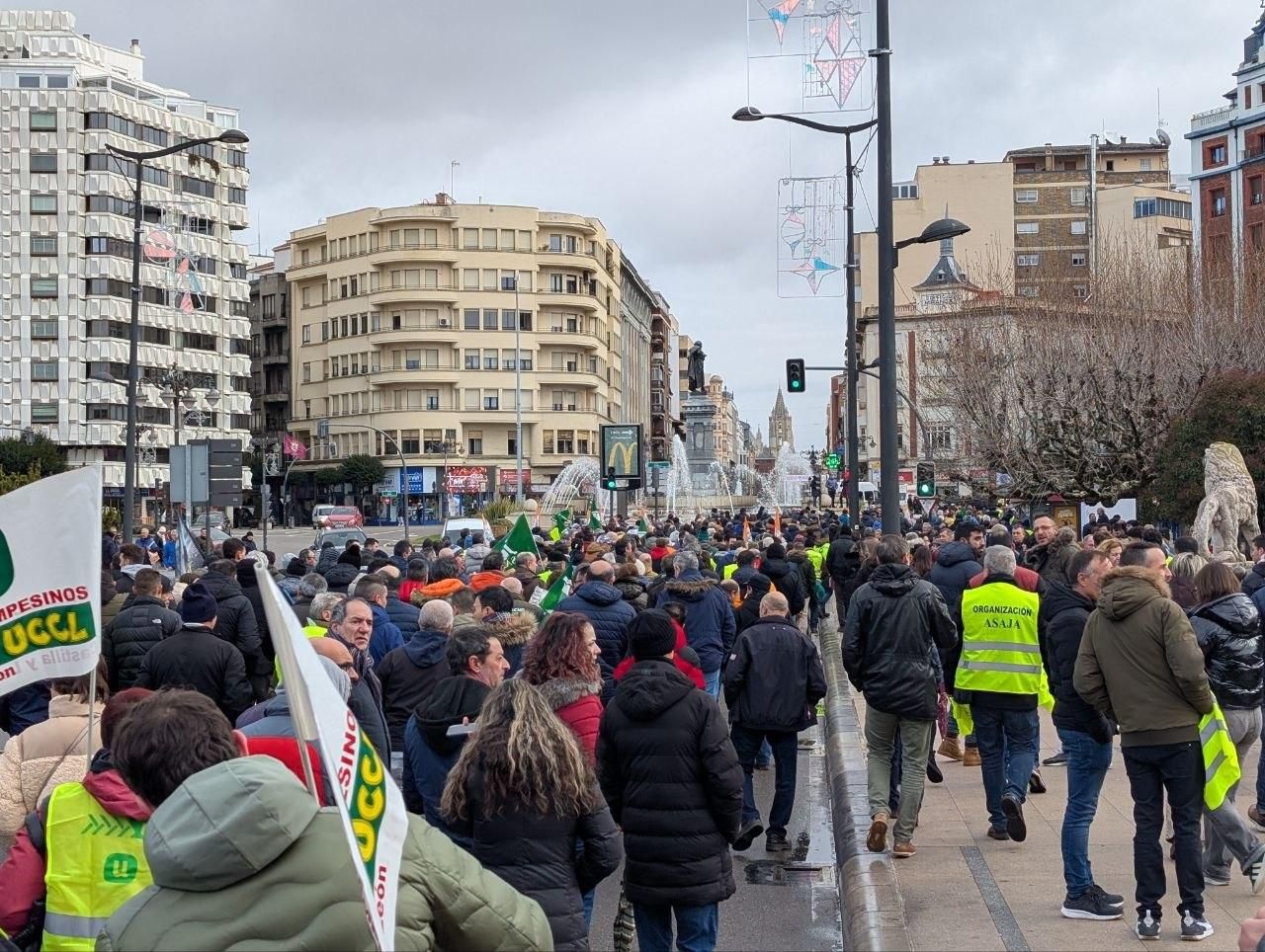 Manifestantes a pie durante la manifestación contra Mercosur en León.