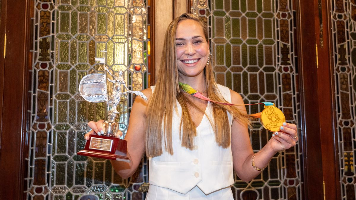 Irene Guerrero, con su medalla de campeona y el Giraldillo entregado por el Ayuntamiento.